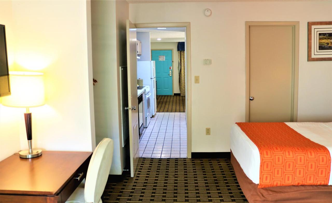 Howard Johnson By Wyndham Lake Front Park Kissimmee Exterior photo