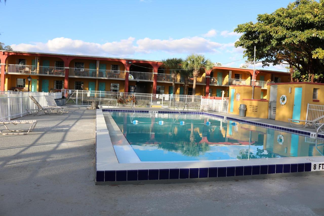 Howard Johnson By Wyndham Lake Front Park Kissimmee Exterior photo
